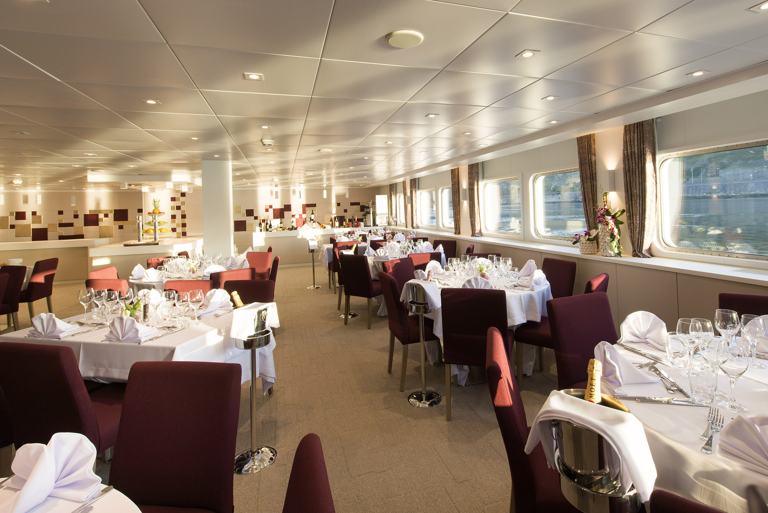 CroisiEurope MS Miguel Torga Restaurant 5.jpg